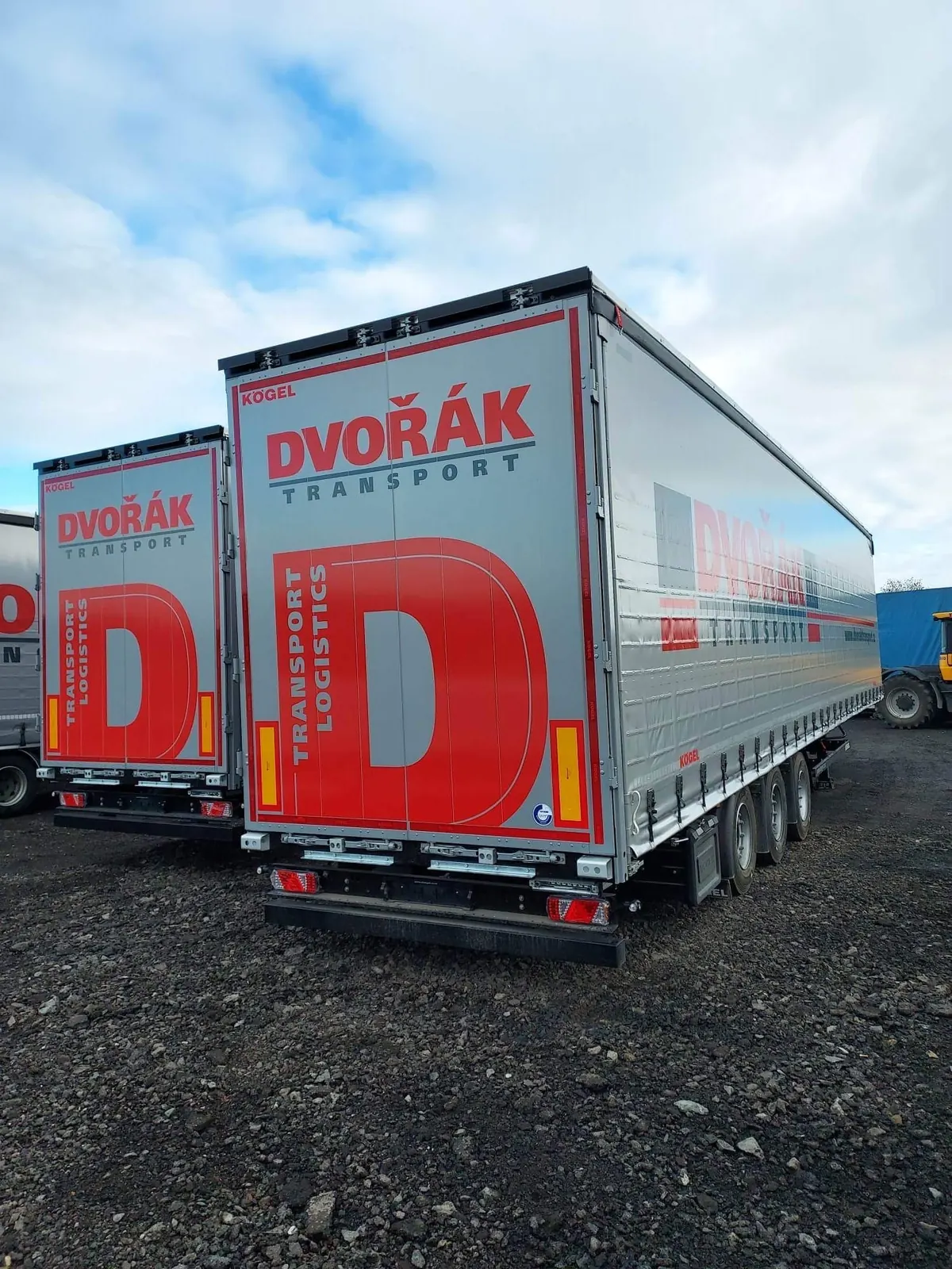 Návěsy s logem Dvořák Transport