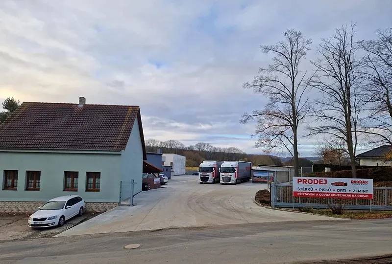 Areál Dvořák Transport v Řisutech: kancelář, kamiony a prodej štěrků a písků
